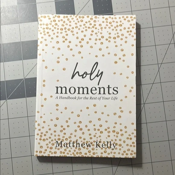 Holy Moments Book by Matthew Kelly - Picture 1 of 5